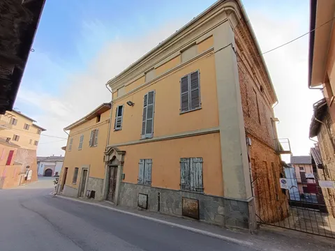 Residência histórica do século XIX no centro de Grana Monferrato