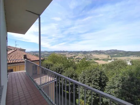 Apartamento de 115 m² com varanda e vista panorâmica em Moncalvo
