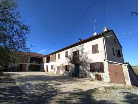 Cascina piemontesa com 1 hectare de terreno em Penango, Asti