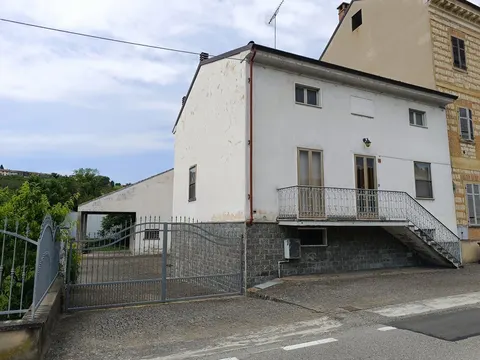 Casa independente de 140 m² com pátio privativo e anexo em Ottiglio