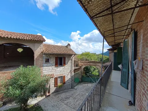 Propriedade rústica de 600 m² com pátio privativo em Camino, Piemonte