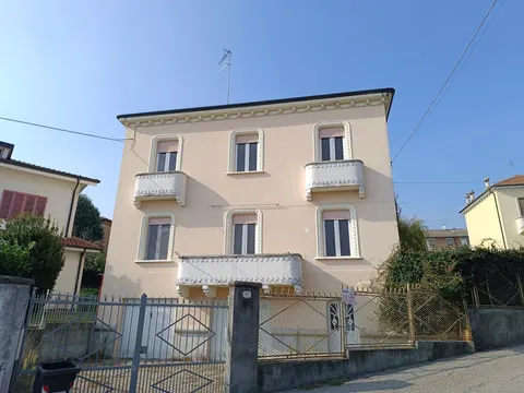 Casa bifamiliar independente com jardim e garagem dupla em Murisengo
