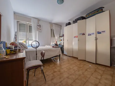 Apartamento de 75 m² com 2 cômodos e varanda em Asti