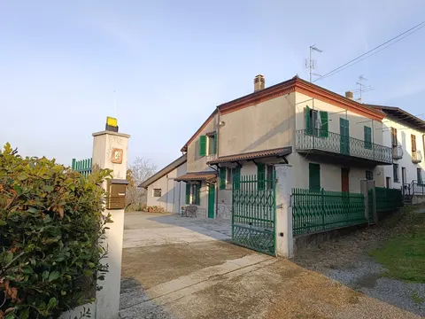 Casa de campo com pátio e terreno em Mombello Monferrato