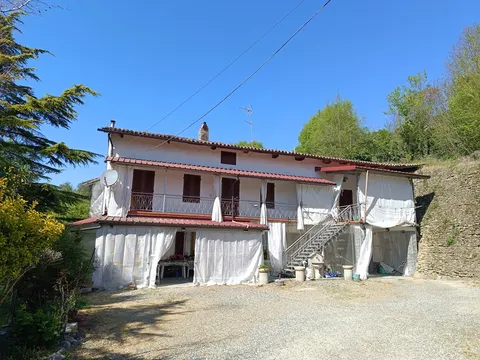 Casa de campo com 4 quartos e terreno de 4 hectares em Murisengo