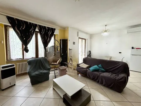 Apartamento de 100 m² com 2 cômodos e varanda em Acqui Terme