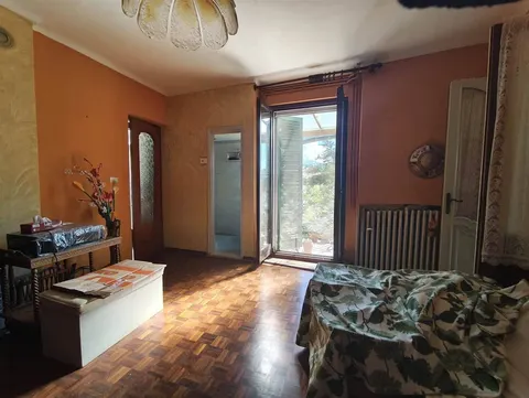 Apartamento trilocale de 87 m² com varanda e área verde em Mongrando, Biella