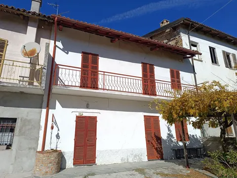 Casa rústica com terreno e pórtico em Alfiano Natta, Piemonte