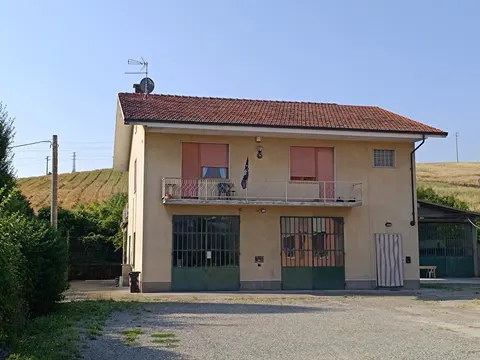 Casa independente de 260 m² com terraço e terreno nas colinas de Monferrato