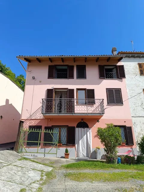 Casa independente de 3 andares com depósito e pátio em Mombello Monferrato