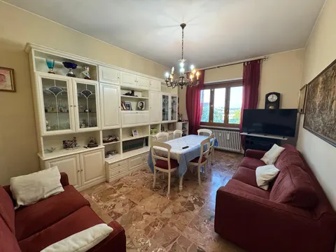 Apartamento de 88 m² com 2 cômodos, garagem e adega em Asti