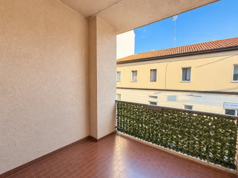 Apartamento de 1 quarto com terraço e vaga de garagem em Asti