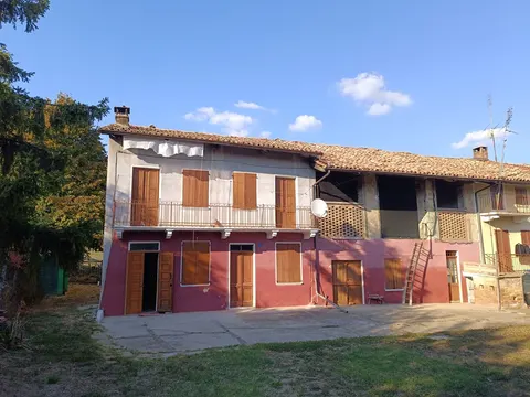 Casa de campo com pátio e terreno de 15.000 m² em Montiglio Monferrato