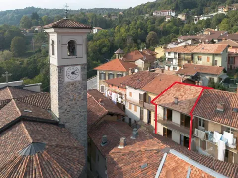Casa geminada com 2 quartos no centro histórico de Pettinengo