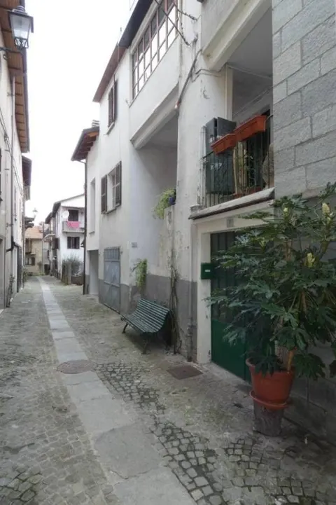 Casa geminada de 200 m² com garagem em Monastero Bormida, Piemonte