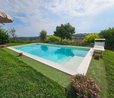 Casale típico do Monferrato com piscina