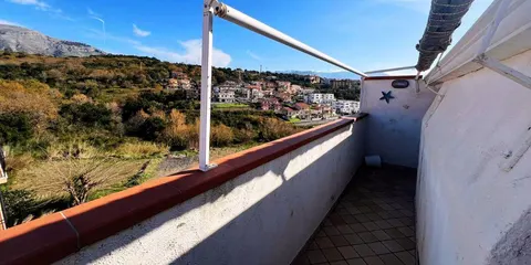 Apartamento reformado com terraço panorâmico em Scalea
