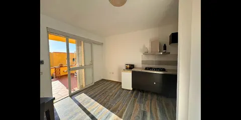 Apartamento reformado de 35 m² com amplo terraço em Belvedere Marittimo