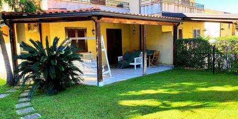 Casa térrea com jardim privativo e piscina em Bonifati, Calábria