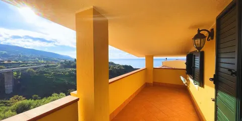 Apartamento mansarda com terraço, vista para o mar e garagem na Calábria
