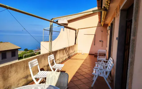 Apartamento mobiliado com terraço vista mar em Acquappesa