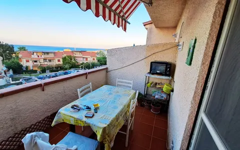 Apartamento mobiliado com terraço e vista para o mar em Mandatoriccio