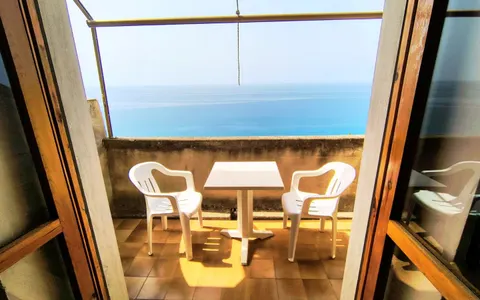 Apartamento mobiliado com varanda e vista para o mar em Acquappesa