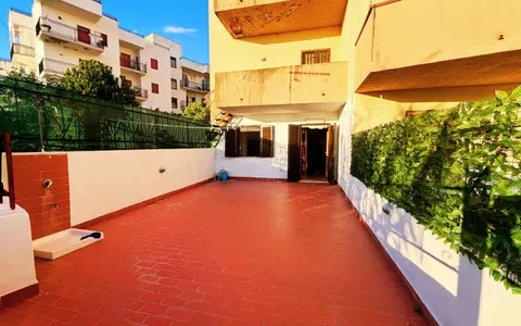 Apartamento térreo com amplo pátio e vista para o mar em Scalea
