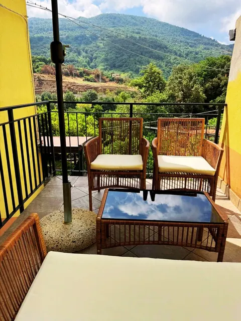 Apartamento reformado com terraço panorâmico em Sangineto