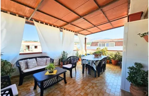 Apartamento de 95 m² com terraço e garagem em Scalea