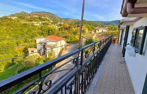 Apartamento de 115 m² mobiliado com garagem e terreno em Cetraro