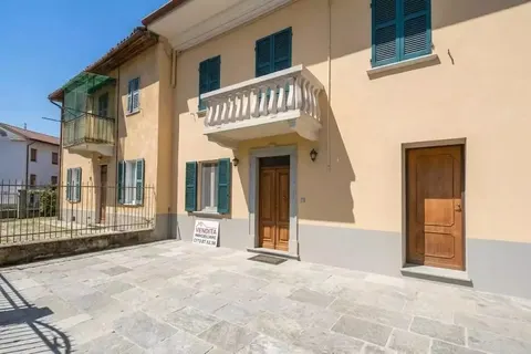 Porção de casa com jardim e terraço em Quaranti, Asti