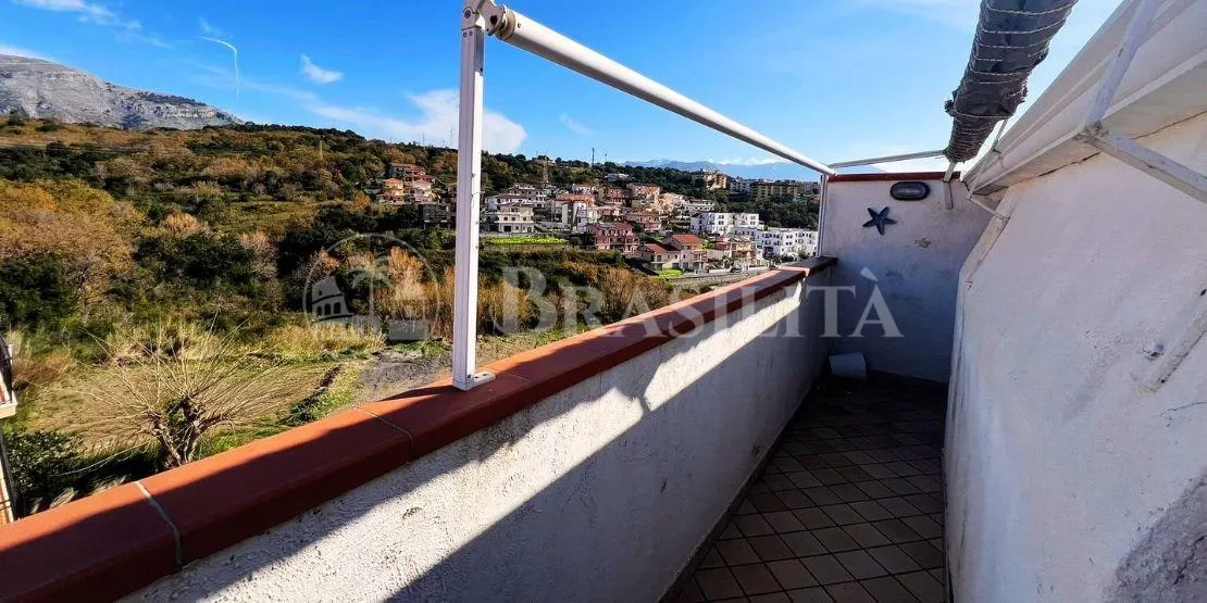 Apartamento reformado com terraço panorâmico em Scalea - Foto 1