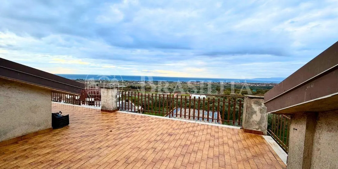 Apartamento reformado com grande terraço e vista mar em Santa Maria del Cedro - Foto 1