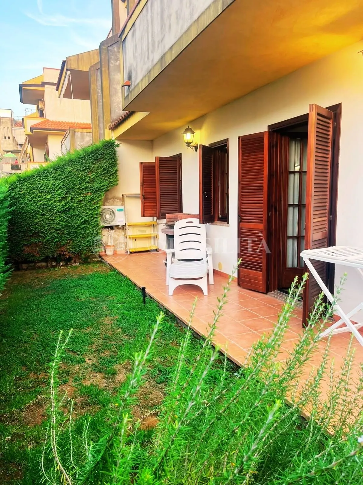 Apartamento térreo com jardim privativo e piscina a 600m do mar em Scalea - Foto 1