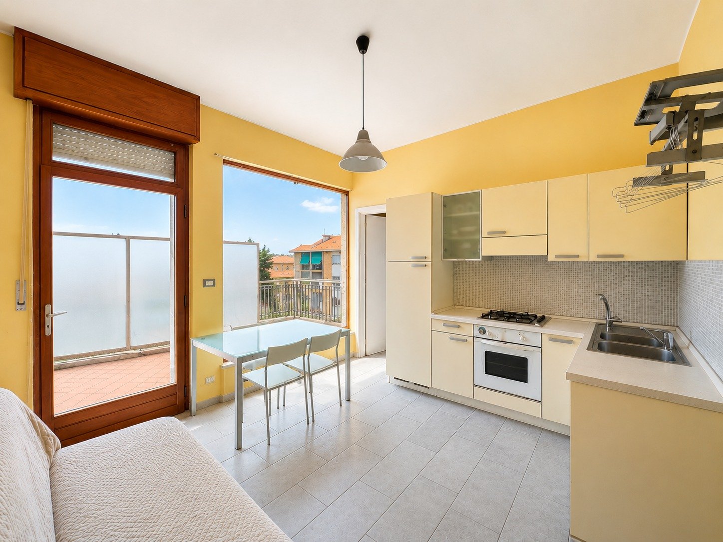 Apartamento bilocale reformado com amplo terraço à venda na Piazza Leonardo da Vinci, Asti - Foto 1